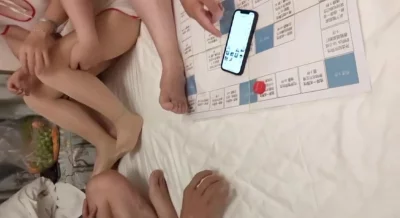 涨见识了！单男们和老婆玩自走棋玩游戏，摇到什么和老婆做什么动作，刺激